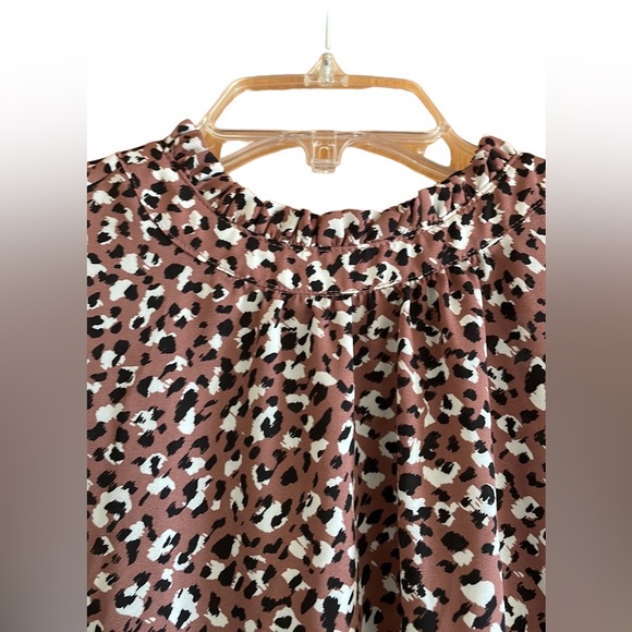 Torrid Sleeveless Ruffle Neck Top Mauve with Black White pattern 1X 14/16 - Picture 3 of 6